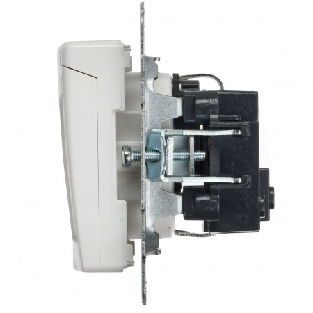 BRITE Розетка с заземлением с защитными шторками и крышкой 16А IP20 РСбш10-3-БрБ белый IEK BR-R16-16-K01