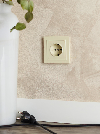 BRITE Розетка с заземлением с защитными шторками 16А РС14-1-0-БрКр бежевый IEK BR-R14-16-K10