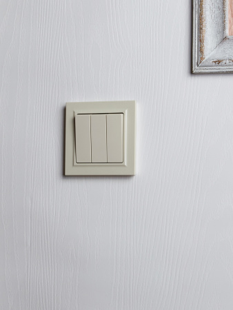 BRITE Выключатель трехклавишный 10А ВС10-3-0-БрКр бежевый IEK BR-V30-0-10-K10