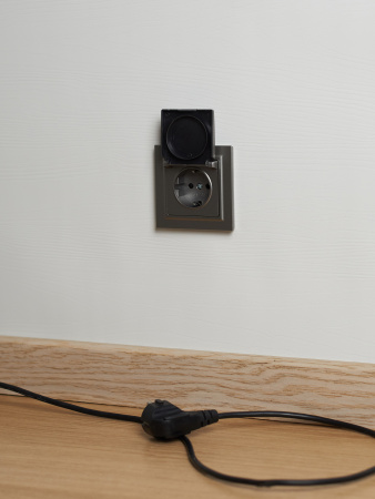 BRITE Розетка с заземлением с защитными шторками и крышкой 16А IP20 РСбш10-3-БрС сталь IEK BR-R16-16-K46