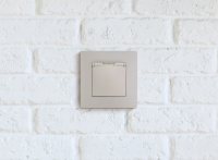 ETIKA Розетка 2К+З IP 44 с откидной крышкой и шторками немецкий стандарт автоматические зажимы 16 А слоновая кость Legrand 672332