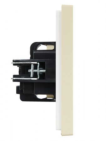 FORTE&PIANO Розетка 1-местная с заземлением с защитными шторками винтовое крепление 16А FP415 ваниль IEK FP-R14-16-K10