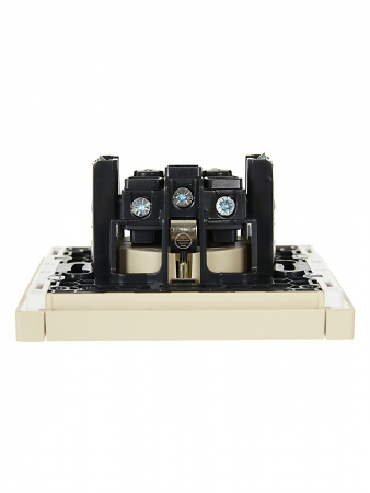 FORTE&PIANO Розетка 1-местная с заземлением с защитными шторками винтовое крепление 16А FP415 ваниль IEK FP-R14-16-K10