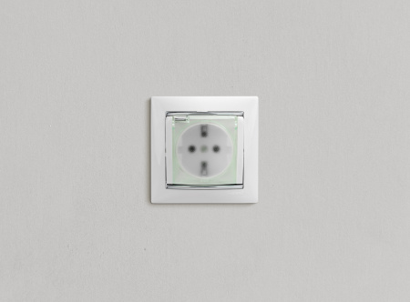 VALENA Розетка с заземлением с крышкой со шторками белая Legrand/Daccord 774220