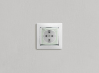VALENA Розетка с заземлением с крышкой со шторками белая Legrand/Daccord 774220