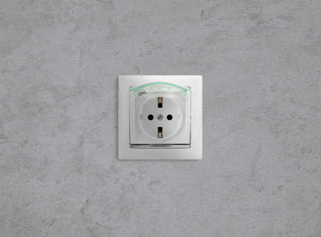 VALENA Розетка с заземлением с крышкой со шторками белая Legrand/Daccord 774220