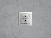 VALENA Розетка с заземлением с крышкой со шторками белая Legrand/Daccord 774220