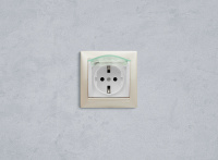 VALENA Розетка с заземлением с крышкой со шторками белая Legrand/Daccord 774220