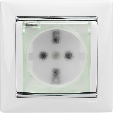 VALENA Розетка с заземлением с крышкой со шторками белая Legrand/Daccord 774220