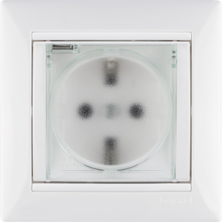 VALENA Розетка с заземлением с крышкой со шторками белая Legrand/Daccord 774220