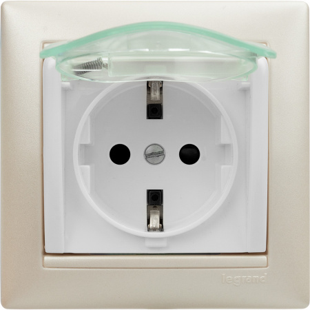 VALENA Розетка с заземлением с крышкой со шторками белая Legrand/Daccord 774220