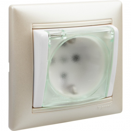 VALENA Розетка с заземлением с крышкой со шторками белая Legrand/Daccord 774220