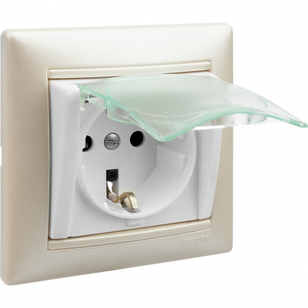 VALENA Розетка с заземлением с крышкой со шторками белая Legrand/Daccord 774220