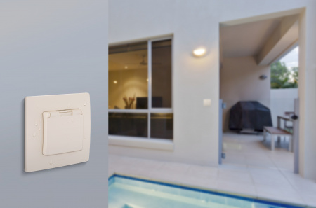 Розетка с заземлением IP44 - Legrand Etika - со шторками с защитной крышкой 16А 250В винтовые зажимы - слоновая кость Legrand/Daccord 672326