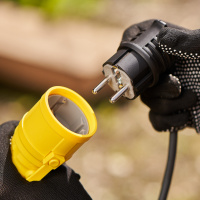 Вилка влагозащищенная угловая с заземлением 16А IP44 каучук, черная REXANT 111-003